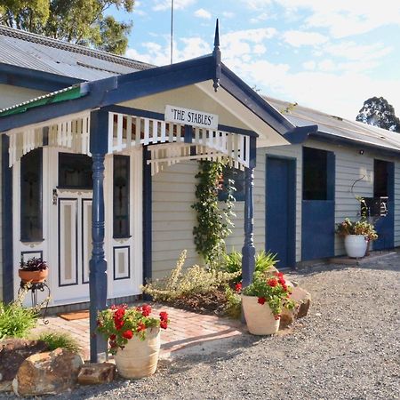 The Stables Hotel Wandin North Exterior photo