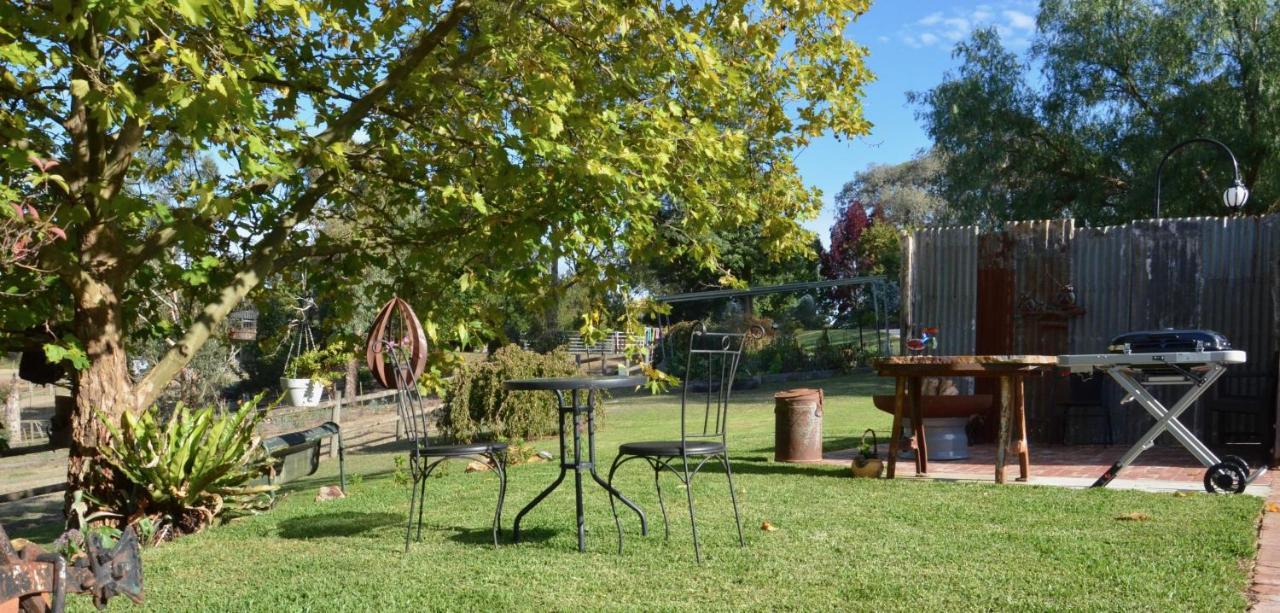 The Stables Hotel Wandin North Exterior photo