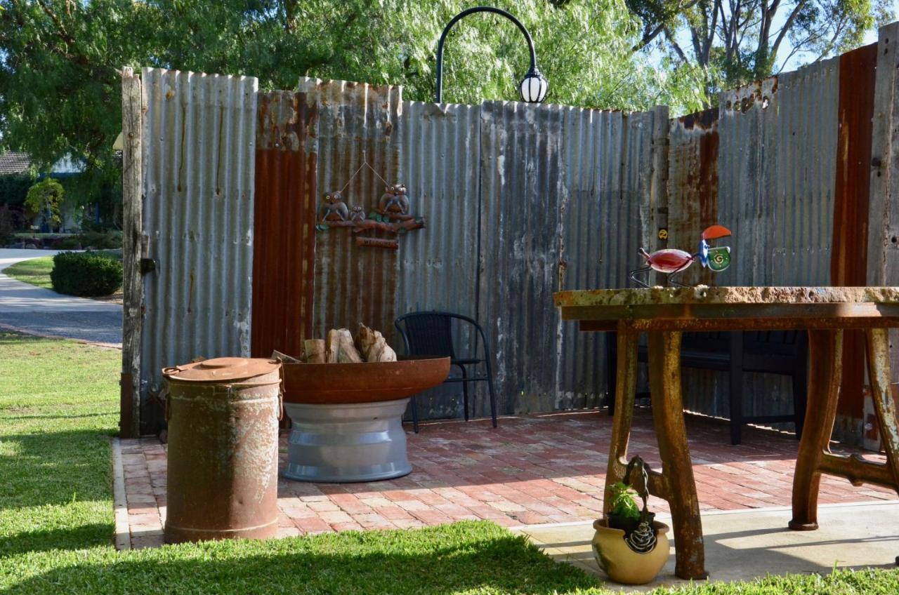 The Stables Hotel Wandin North Exterior photo