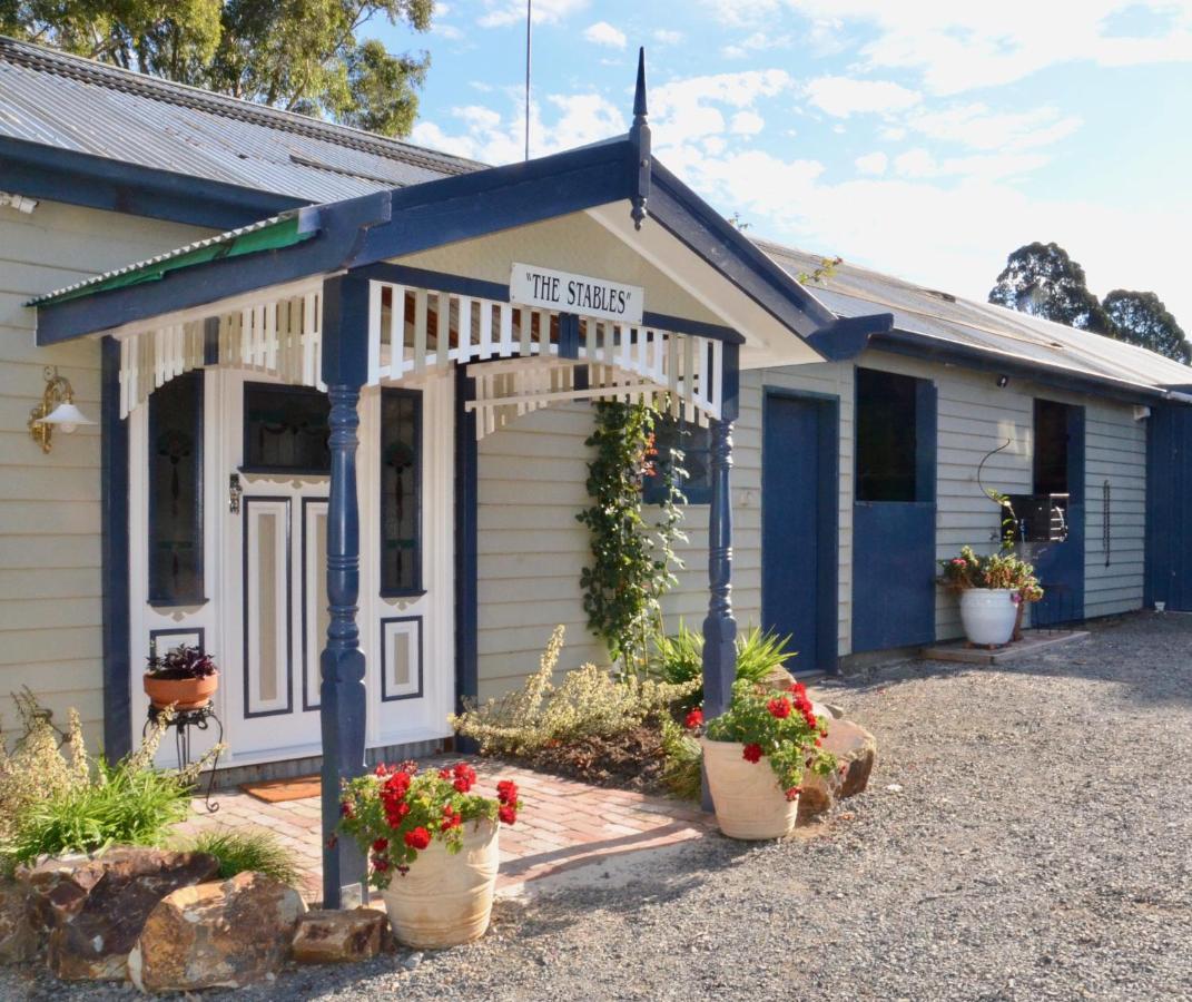 The Stables Hotel Wandin North Exterior photo