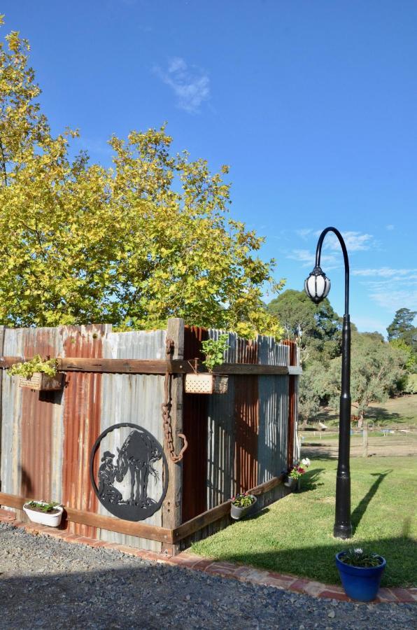 The Stables Hotel Wandin North Exterior photo