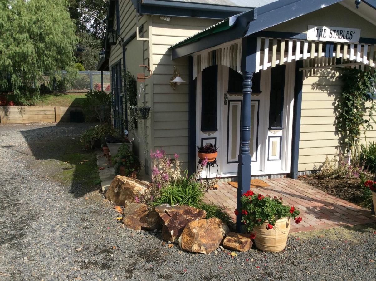 The Stables Hotel Wandin North Exterior photo